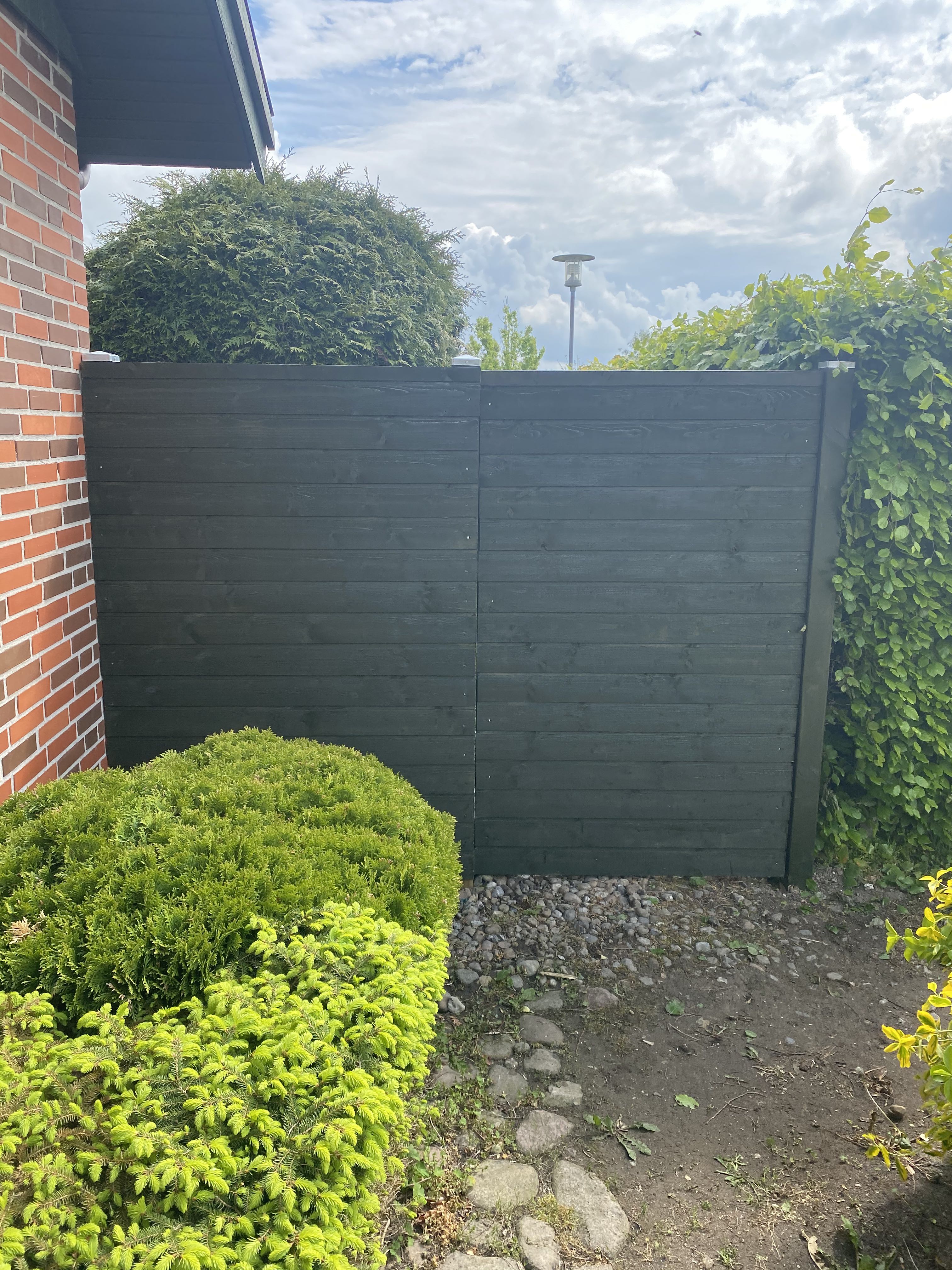 Nyt hegn lavet af handymand i Ringsted